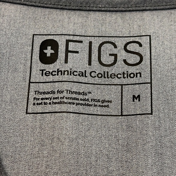 FIGS technical collection gray shirt sleeve size M ** has small imperfection ** - Picture 9 of 11